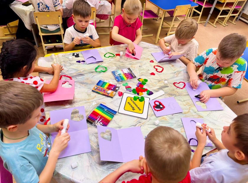 Сотрудники Подмосковной Госавтоинспекции провели для детей мастер-класс по созданию тематических открыток ко Дню матери.