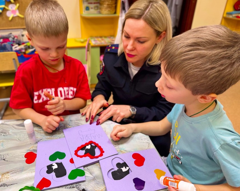 Сотрудники Подмосковной Госавтоинспекции провели для детей мастер-класс по созданию тематических открыток ко Дню матери.