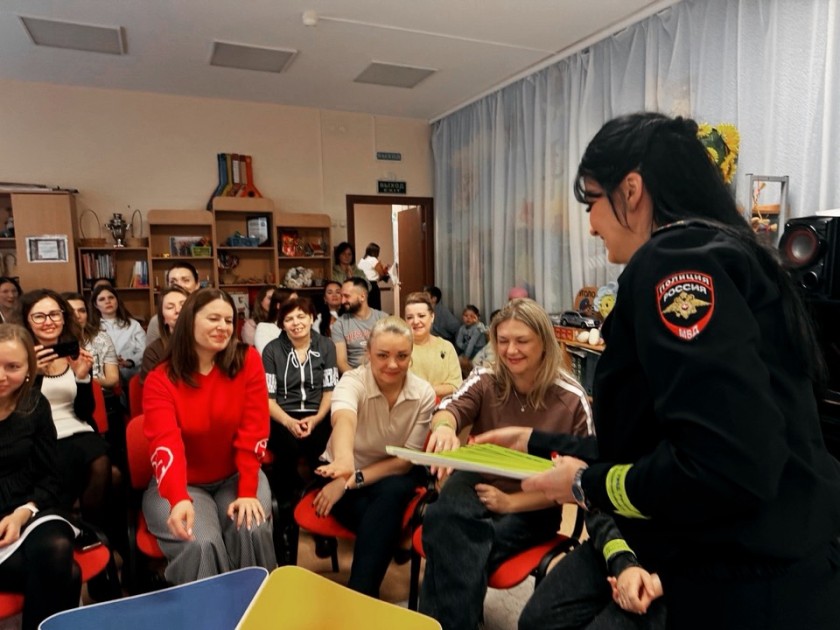 Сотрудники Подмосковной Госавтоинспекции провели для детей мастер-класс по созданию тематических открыток ко Дню матери.