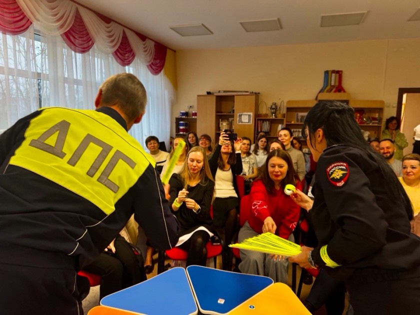 Сотрудники Подмосковной Госавтоинспекции провели для детей мастер-класс по созданию тематических открыток ко Дню матери.