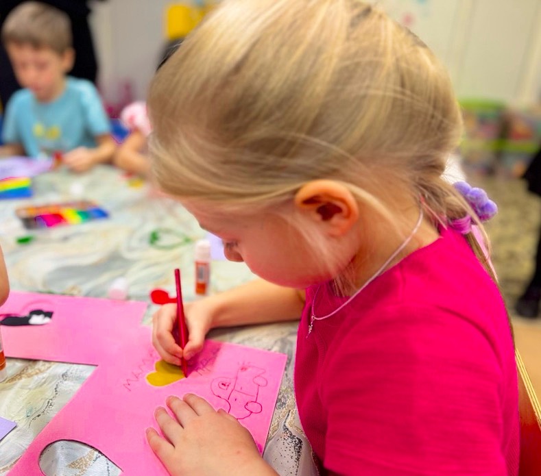 Сотрудники Подмосковной Госавтоинспекции провели для детей мастер-класс по созданию тематических открыток ко Дню матери.