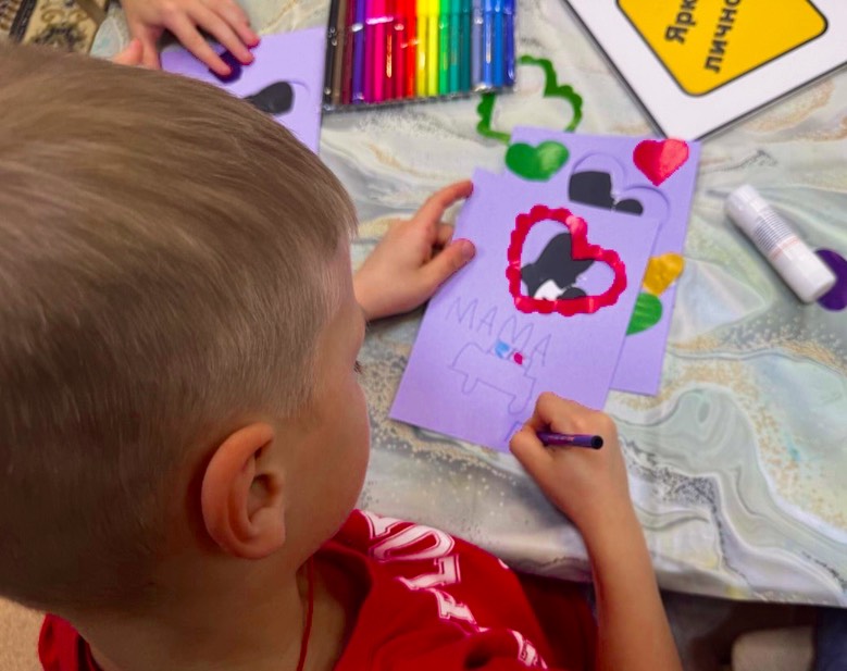 Сотрудники Подмосковной Госавтоинспекции провели для детей мастер-класс по созданию тематических открыток ко Дню матери.