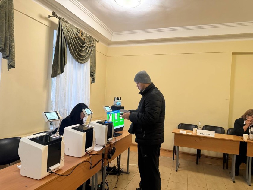 В Красногорске в ДК «Салют» проходят досрочные выборы депутатов Жогорку Кенеша (парламента) Кыргызской Республики