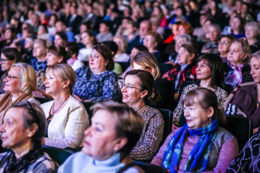 Дмитрий Волков поздравил мам с наступающим праздником