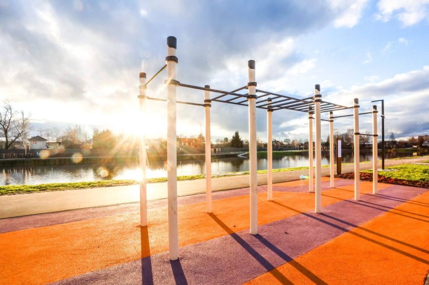 Набережная Торфяного озера в Нахабино доступна для прогулок