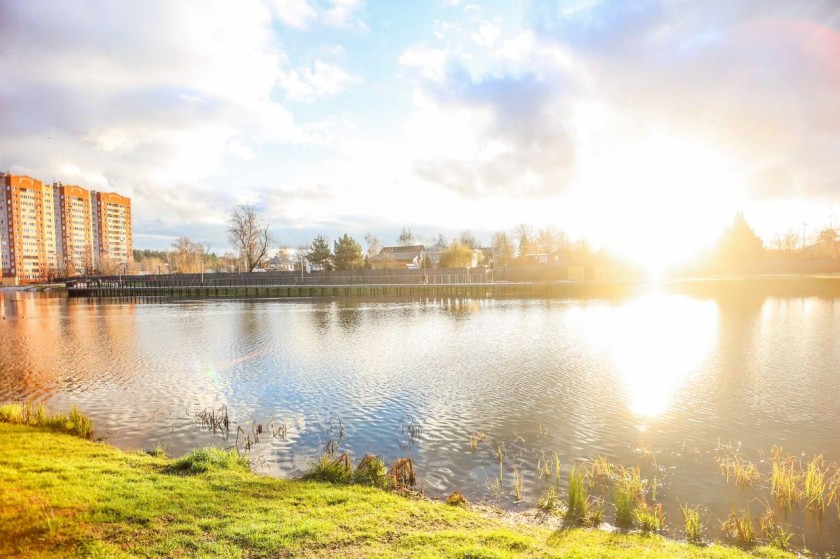 Набережная Торфяного озера в Нахабино доступна для прогулок