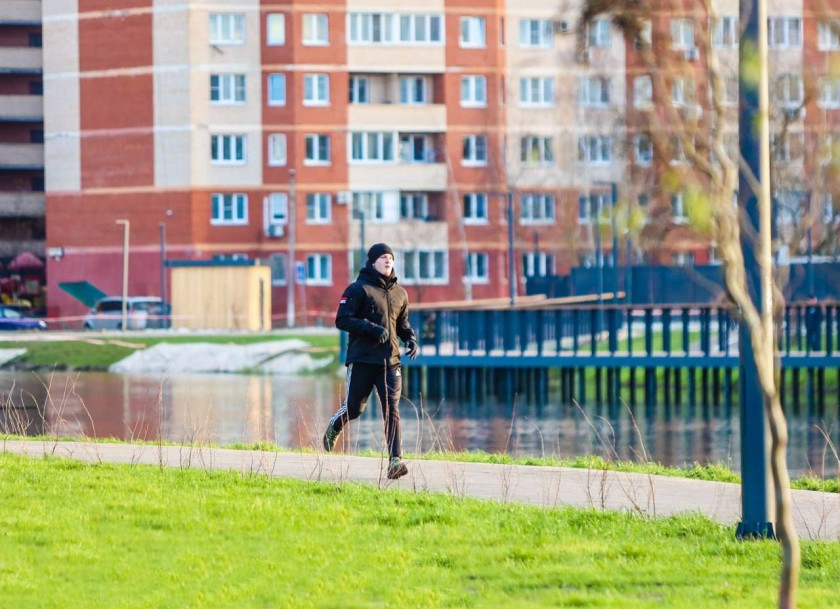Набережная Торфяного озера в Нахабино доступна для прогулок