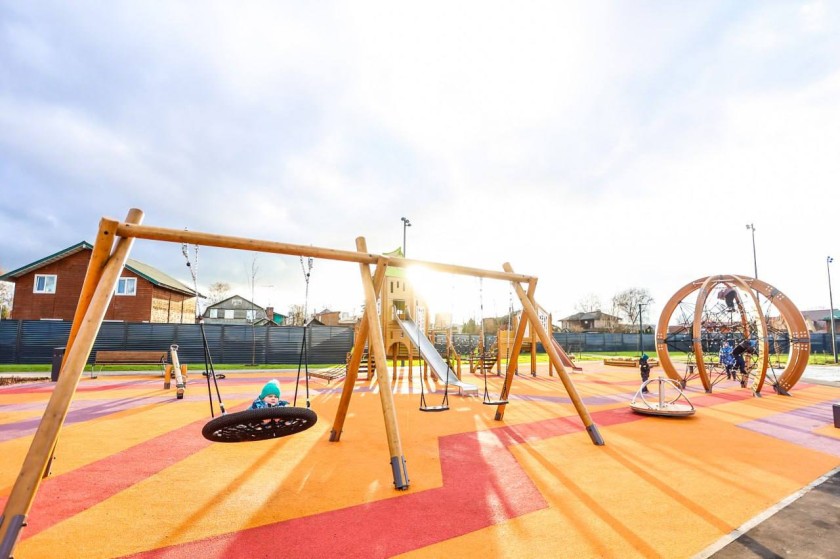 Набережная Торфяного озера в Нахабино доступна для прогулок