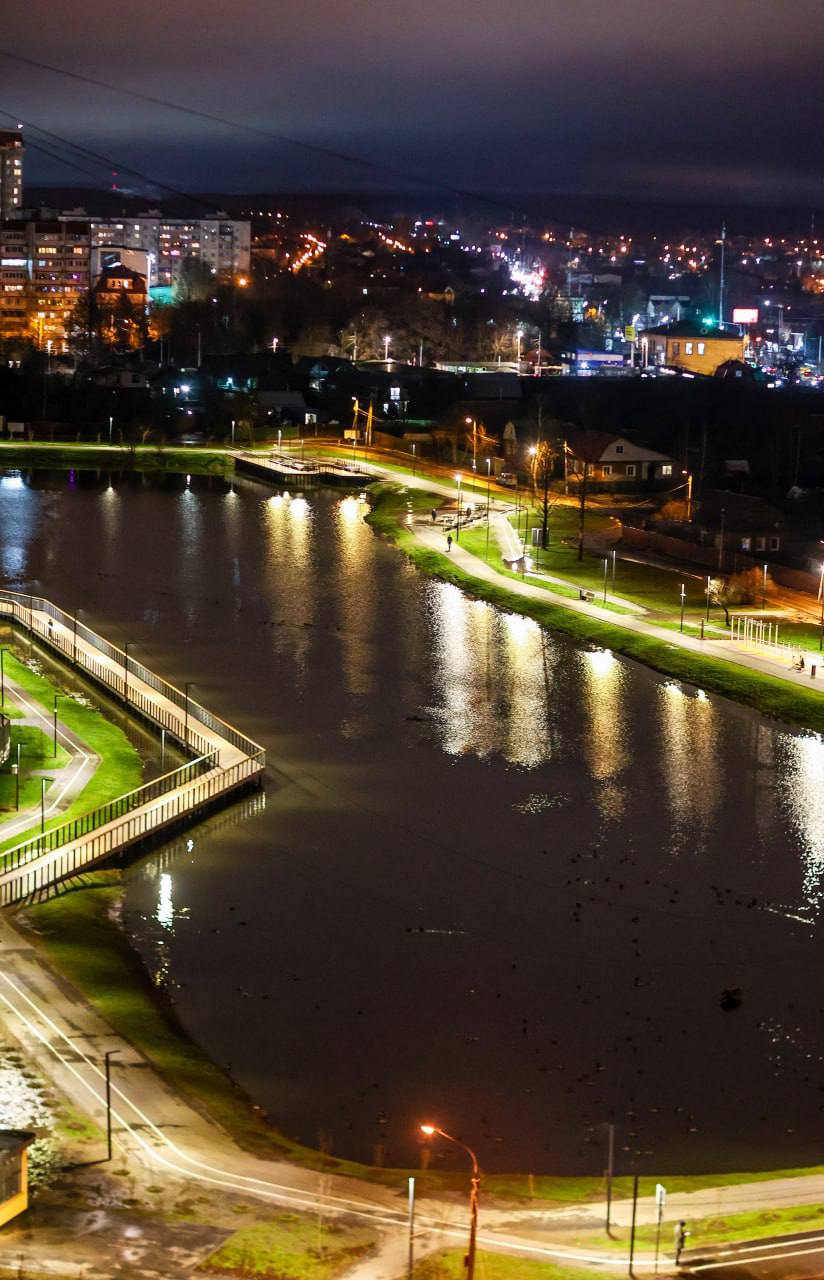 Набережная Торфяного озера в Нахабино доступна для прогулок