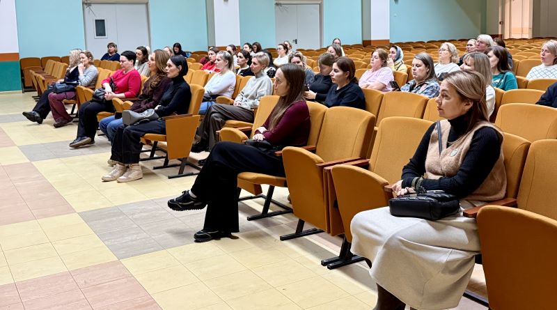 Полицейские в Красногорске стали участниками родительского собрания в школе