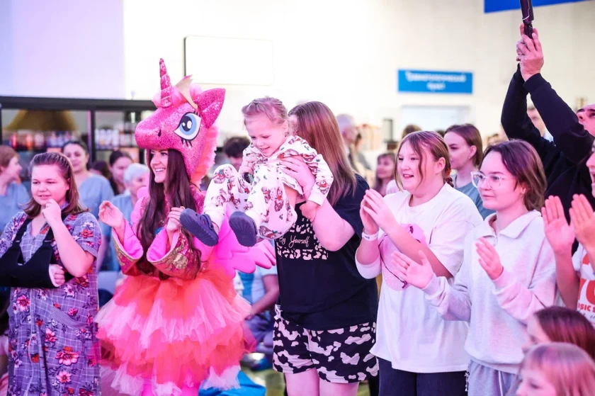 Дмитрий Волков принял участие в акции «Елка желаний» в Детском научно-клиническом центре им. Рошаля