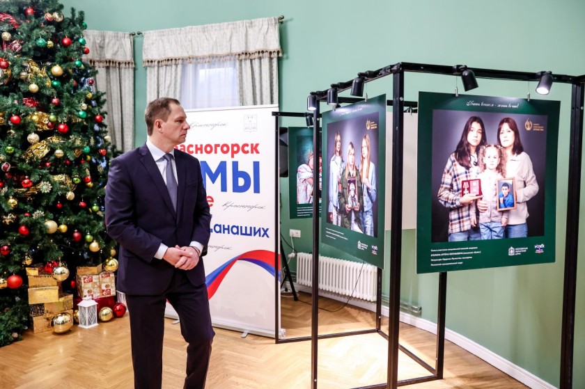 Дмитрий Волков посетил выставку фоторабот «Дети Героев»