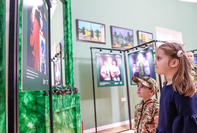 Дмитрий Волков посетил выставку фоторабот «Дети Героев»