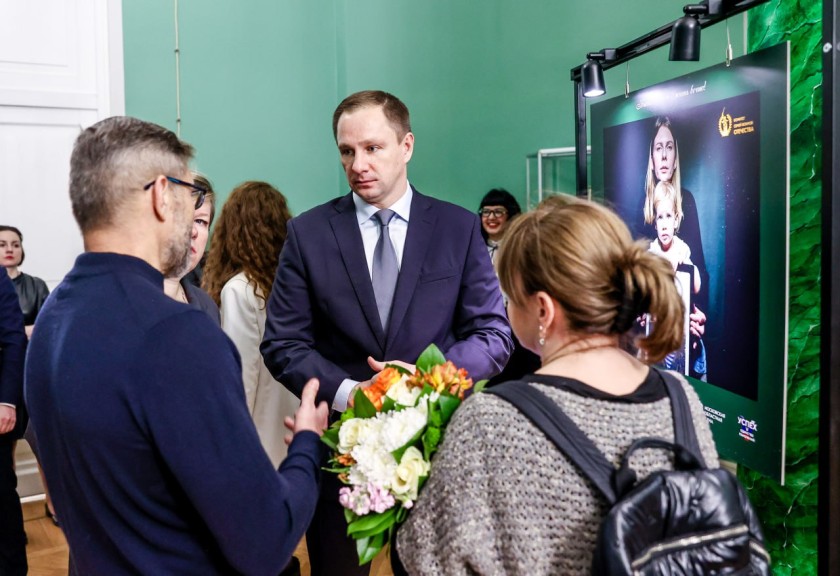Дмитрий Волков посетил выставку фоторабот «Дети Героев»