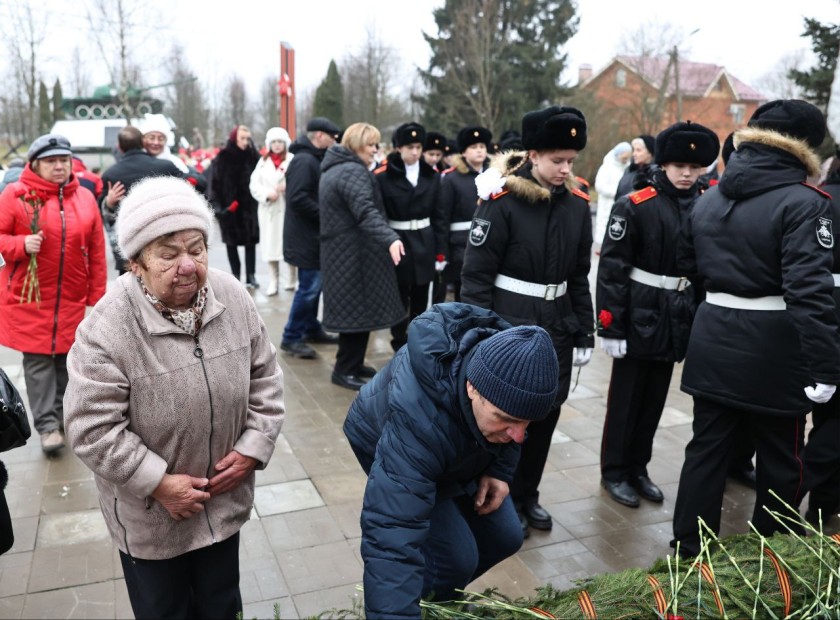 Дмитрий Волков возложил цветы к подножию мемориала «Рубеж обороны Москвы»