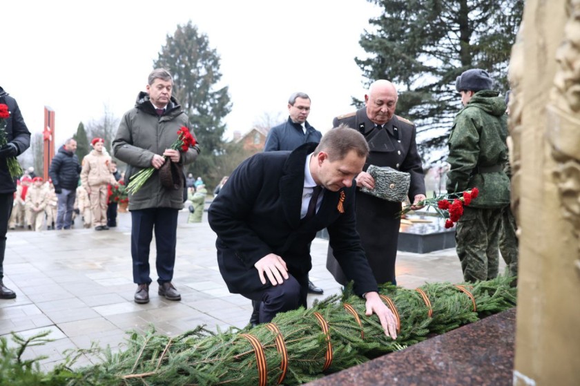 Дмитрий Волков возложил цветы к подножию мемориала «Рубеж обороны Москвы»