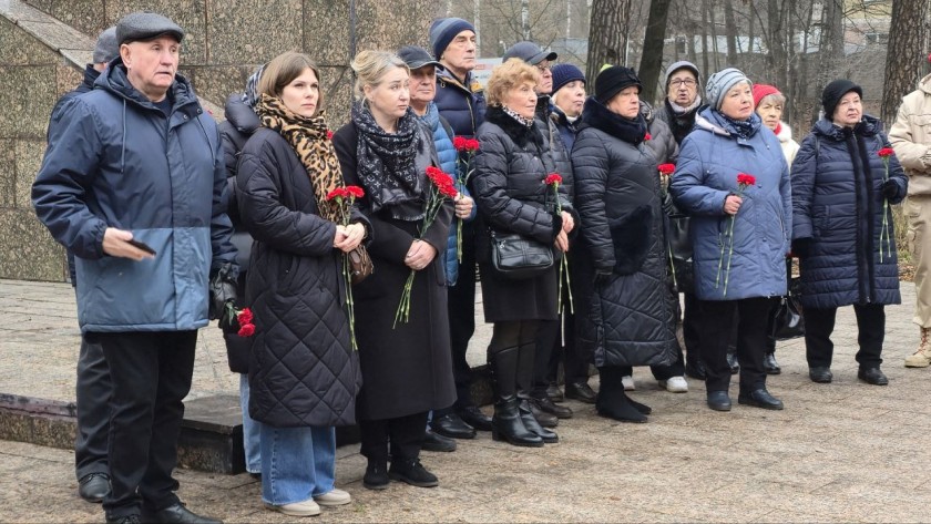 Церемония возложения цветов к Вечному огню