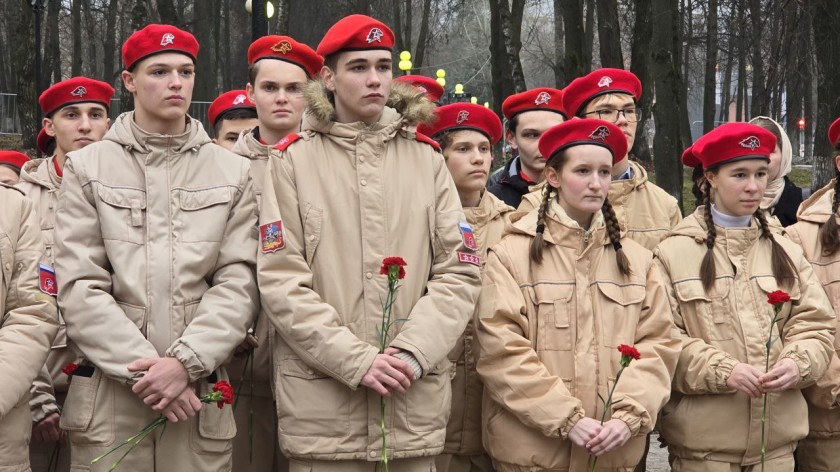 Церемония возложения цветов к Вечному огню