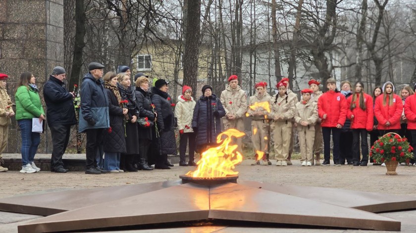 Церемония возложения цветов к Вечному огню