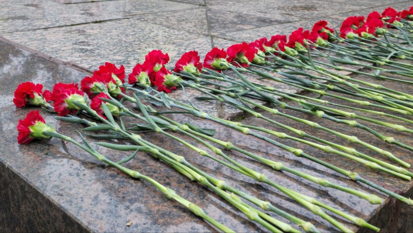 Церемония возложения цветов к Вечному огню