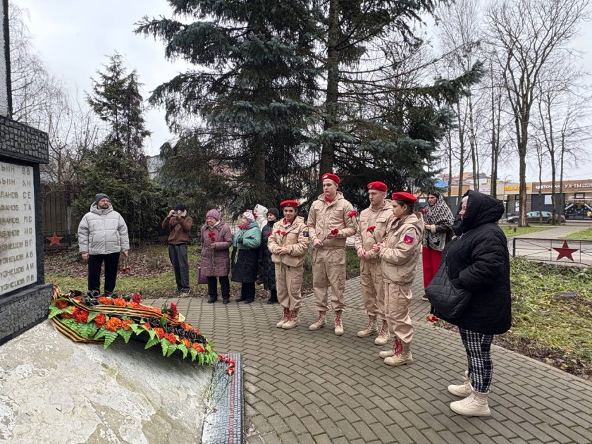 У обелиска павшим воинам в Сабурово прошла церемония возложения цветов.