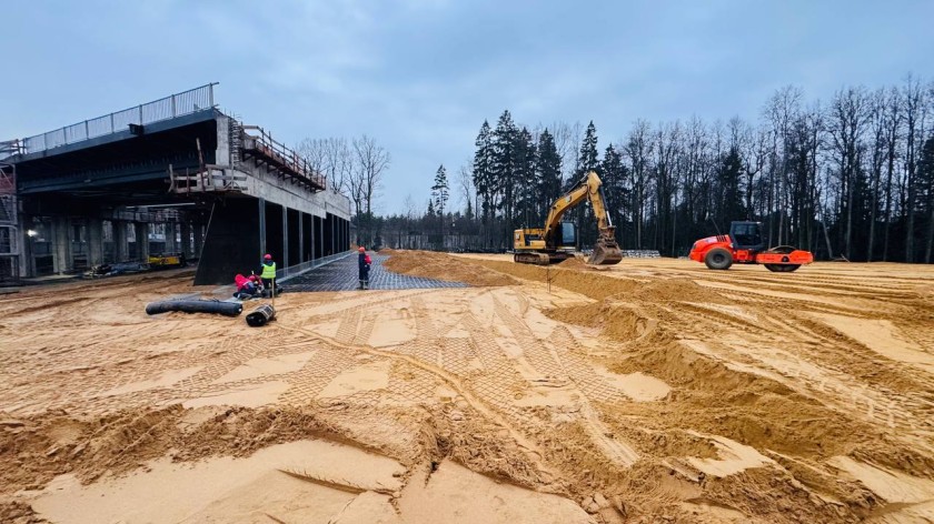 Завершено устройство свайного основания моста на дублере Пятницкого шоссе