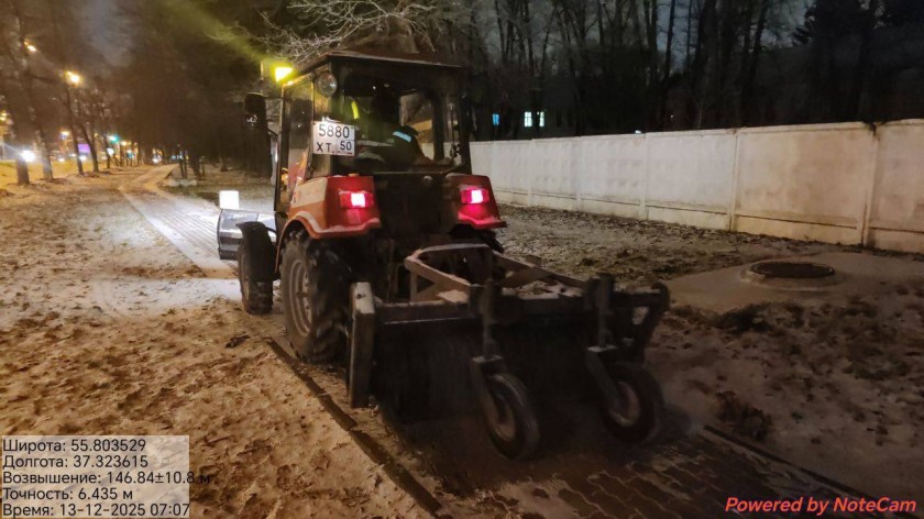 В Красногорске дороги и тротуары обрабатывают от гололедицы