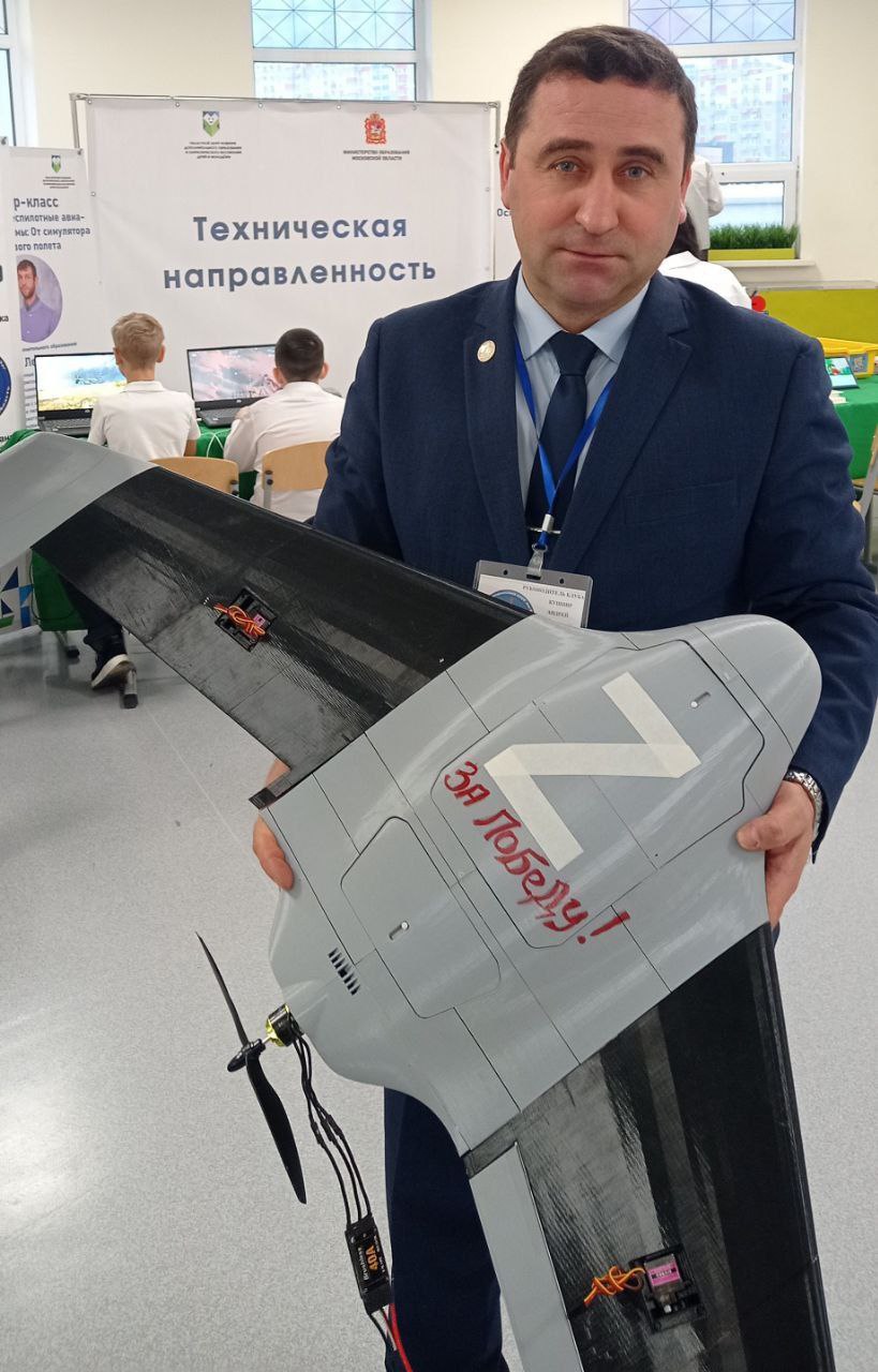 Ученики авиамодельного клуба «ЗИГЗАГ» под руководством Андрея Кушнира приняли участие в выставке технических видов спорта