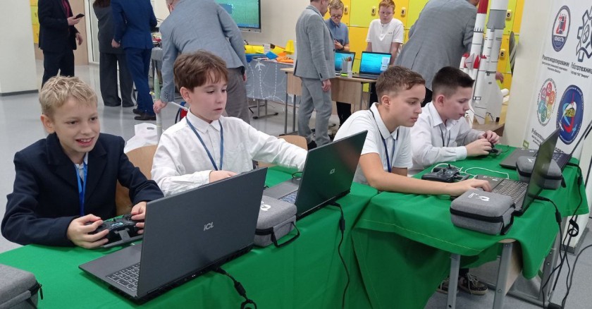 Ученики авиамодельного клуба «ЗИГЗАГ» под руководством Андрея Кушнира приняли участие в выставке технических видов спорта