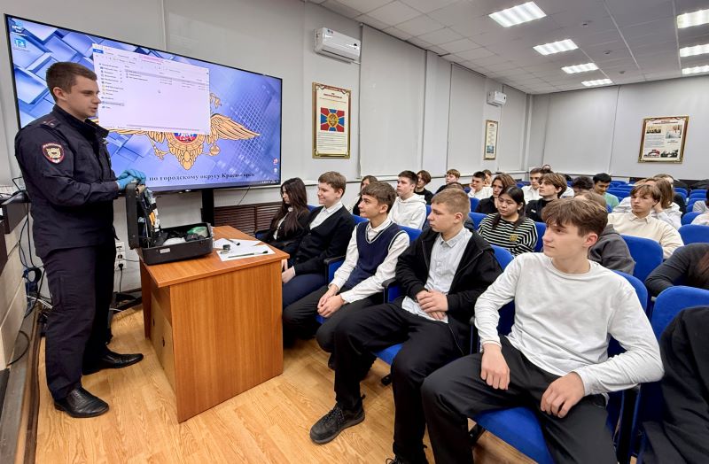 Полицейские и общественник в Красногорске провели акцию «Один день с полицией»