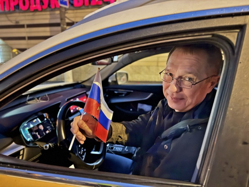 Автоинспекторы Подмосковья вручили водителям издания Конституции РФ