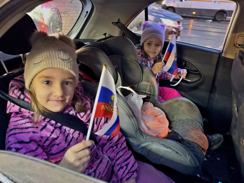 Автоинспекторы Подмосковья вручили водителям издания Конституции РФ