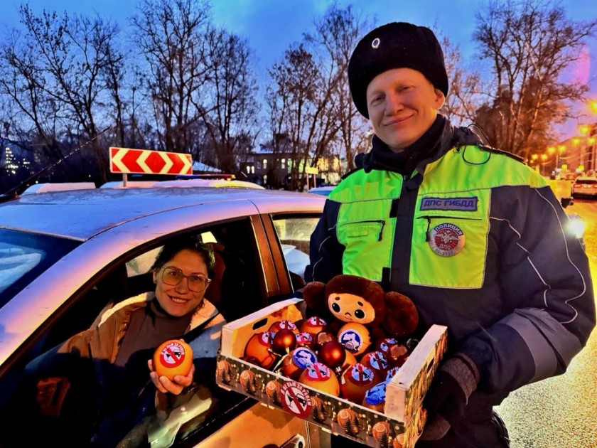 В Подмосковном Красногорске сотрудники Госавтоинспекции провели профилактическую акцию «Витамин безопасности»
