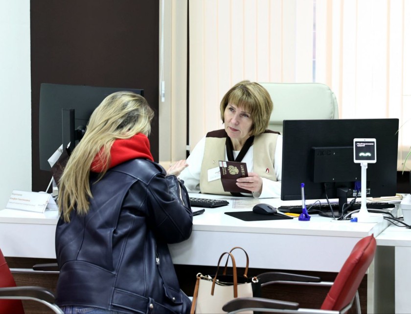 Дмитрий Волков поздравил с юбилеем коллектив многофункционального центра «Мои Документы»