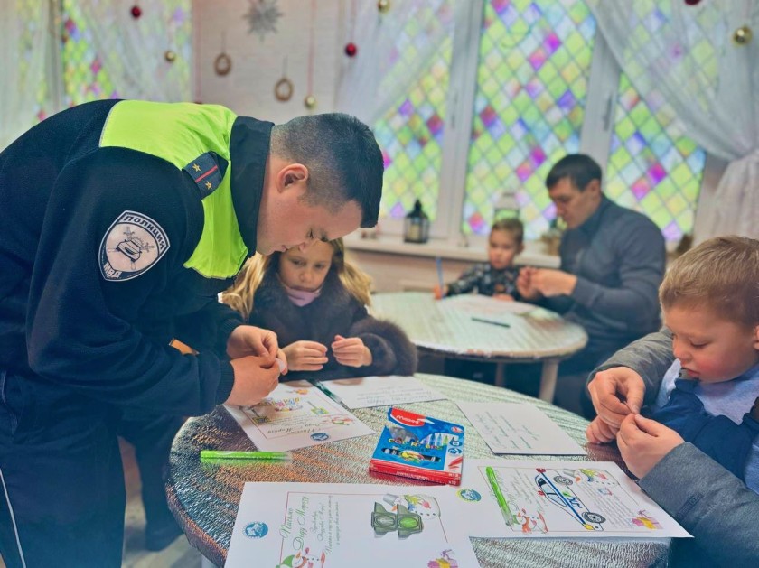 Юные участники дорожного движения обратились к Деду Морозу