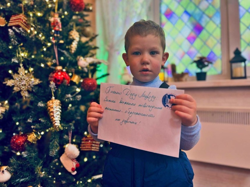 Юные участники дорожного движения обратились к Деду Морозу