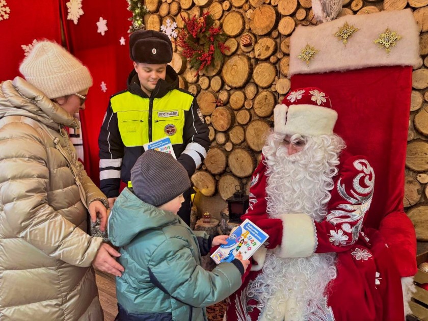 Юные участники дорожного движения обратились к Деду Морозу