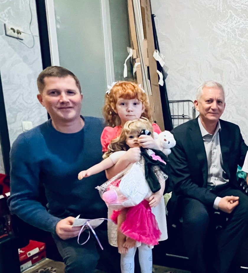 Директор АО «Водоканал» Андрей Рыбаков и технический директор ООО «Проинжиниринг» Сергей Шаталов приехали в гости к маленьким жителям округа