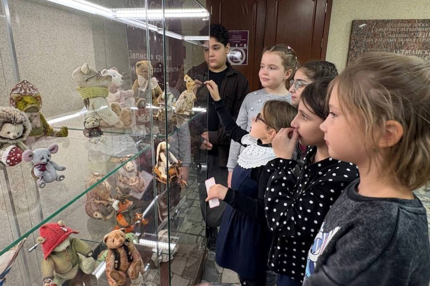 В доме культуры «Луч» начала работу авторская выставка «Волшебные истории»