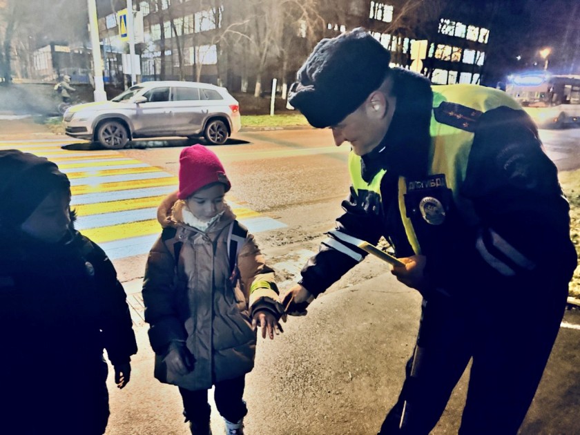 Сотрудники подмосковной госавтоинспекции напомнили пешим участниками дорожного движения о строгом соблюдении ПДД