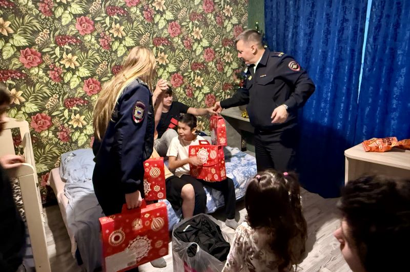В Красногорске сотрудники полиции и общественник присоединились к акции «Полицейский Дед Мороз»