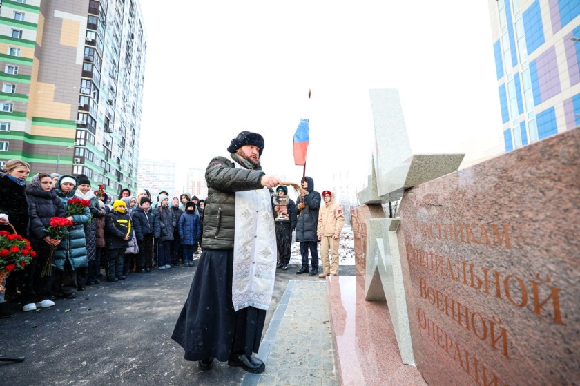 У школы «Мозаика» открыли мемориал Героям СВО