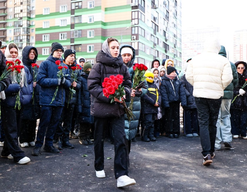 У школы «Мозаика» открыли мемориал Героям СВО