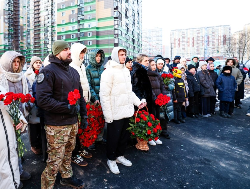 У школы «Мозаика» открыли мемориал Героям СВО