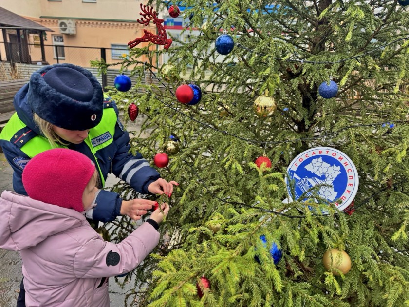 «Засветись как ёлочка!»: юные помощники украсили елку Госавтоинспекции