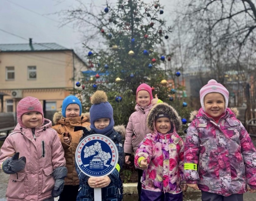 «Засветись как ёлочка!»: юные помощники украсили елку Госавтоинспекции