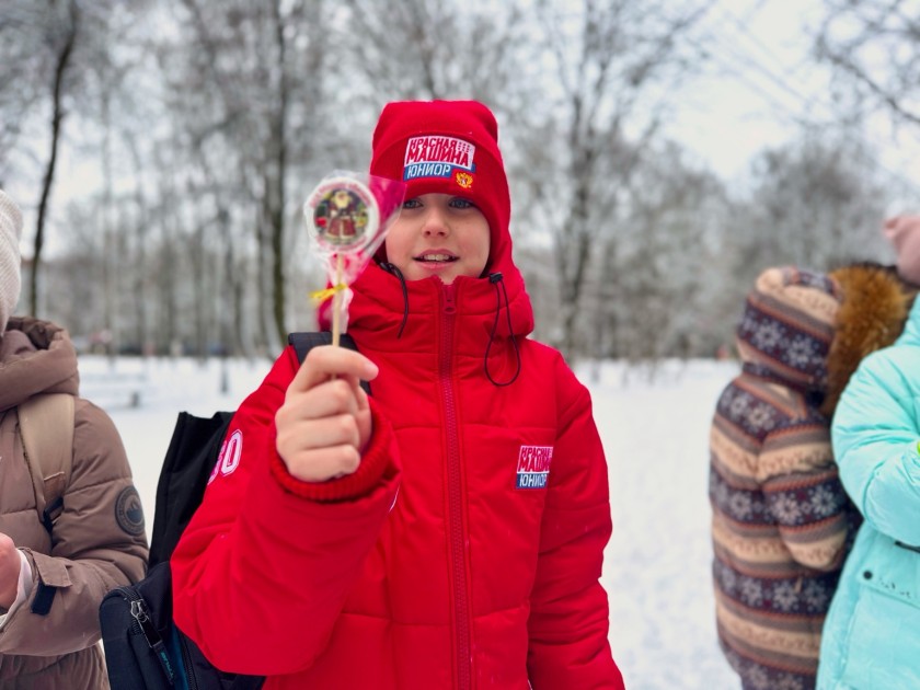 Сотрудники подмосковной Госавтоинспекции  проводят новогодние акции для жителей различных округов Московской области , создавая праздничное настроение
