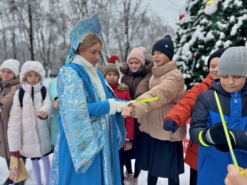 Сотрудники подмосковной Госавтоинспекции  проводят новогодние акции для жителей различных округов Московской области , создавая праздничное настроение