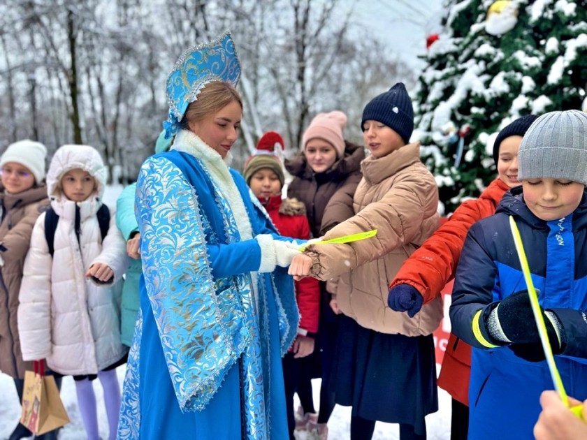 Сотрудники подмосковной Госавтоинспекции  проводят новогодние акции для жителей различных округов Московской области , создавая праздничное настроение