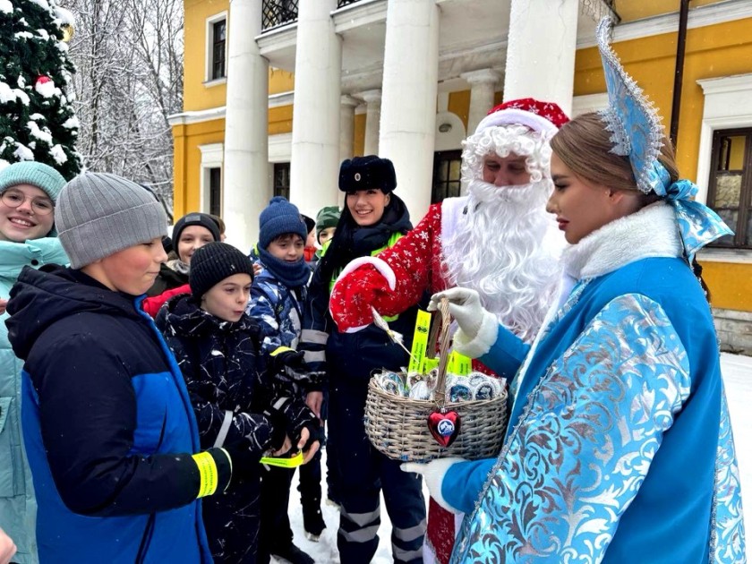 Сотрудники подмосковной Госавтоинспекции  проводят новогодние акции для жителей различных округов Московской области , создавая праздничное настроение